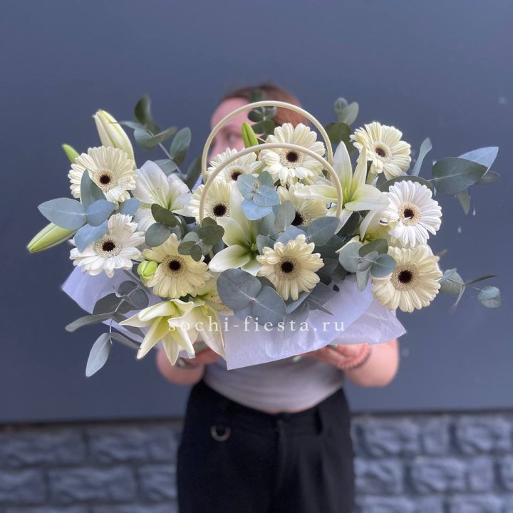 Сумочка лилии и герберы в Перми