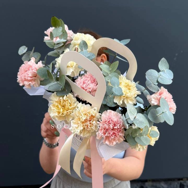 Сумочка из диантусов в Перми