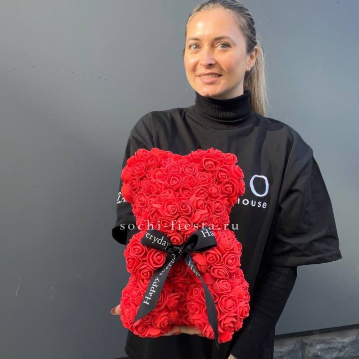 Медведь из роз красный в Перми