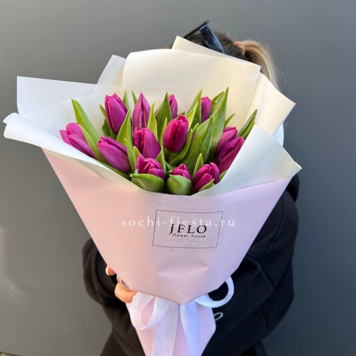 15 пурпурных тюльпанов в Перми