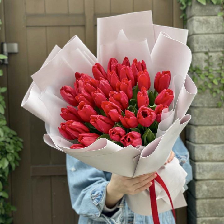 35 красных тюльпанов в Перми